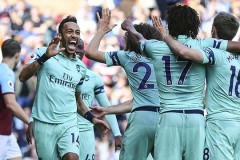 英联杯惨案！利物浦中场双核喂饼，南安普敦 19 岁菜鸟扛不住三叉戟